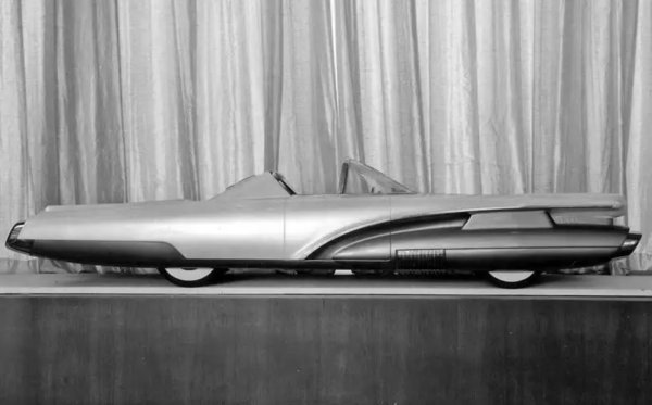 X-1000 е проектиран от Алекс Тремулис по начин. Който позволява двигателя да може да се монтира или в носа, или в опашката. Луксозната кабина разполага с телевизор и аудио система  като колата предлага още прибиращ се покрив над двете седалки, което позволява на колата да се управлява като кабриолет.